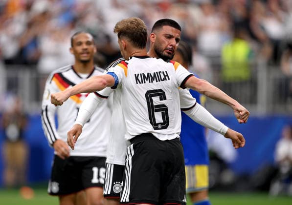 Fussball FIFA WM 2026 Vorrunde Gruppe E in Houston Deutschland - Curacao 14.06.2026 Jubel Deutschland nach dem Tor zum 6 - 1, v. li., Joshua Kimmich mit dem Torschuetzen Deniz Undav
