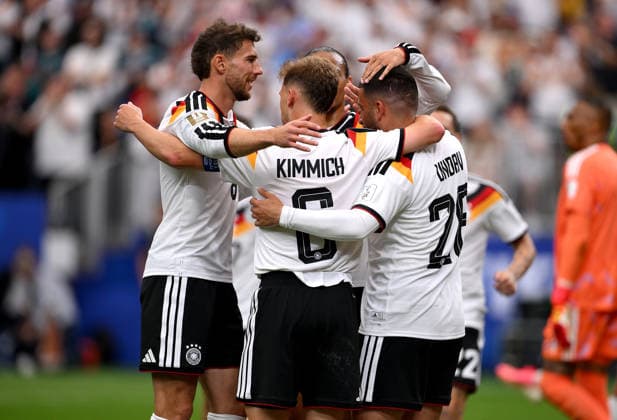 Fussball FIFA WM 2026 Vorrunde Gruppe E in Houston Deutschland - Curacao 14.06.2026 Jubel Deutschland nach dem Tor zum 6 - 1, v. li., Leon Goretzka, Joshua Kimmich , Leroy Sane mit dem Torschuetzen Deniz Undav