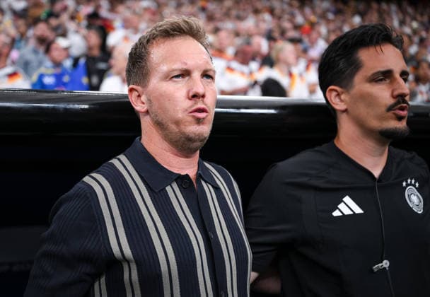 Fussball FIFA WM 2026 Vorrunde Gruppe E in Houston Deutschland - Curacao 14.06.2026 Bundestrainer Julian Nagelsmann (li, Deutschland) und Co - Trainer Benjamin Huebner (re, Deutschland) bei der Nationalhymne vor dem Spiel