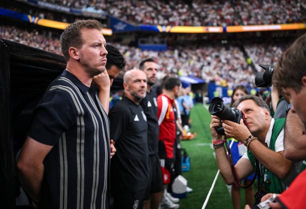 Fussball FIFA WM 2026 Vorrunde Gruppe E in Houston Deutschland - Curacao 14.06.2026 Bundestrainer Julian Nagelsmann (li, Deutschland) vor dem Spiel mgeben von Fotografen