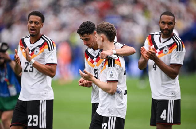 Fussball FIFA WM 2026 Vorrunde Gruppe E in Houston Deutschland - Curacao 14.06.2026 Aleksandar Pavlovic (li, Deutschland) umarmt Florian Wirtz (re, Deutschland) nach dem Spiel