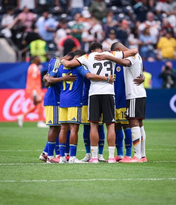 Fussball FIFA WM 2026 Vorrunde Gruppe E in Houston Deutschland - Curacao 14.06.2026 Eine Gruppe von Spieler versammelt sich nach dem Spiel im Mittelkreis und betet gemeinsam: Joshua Brenet (Curacao), Gervane Kastaneer (Curacao), Felix Nmecha (Deutschland) und Jonathan Tah (v.li. Deutschland)