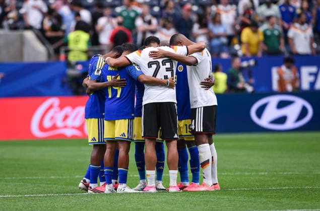 Fussball FIFA WM 2026 Vorrunde Gruppe E in Houston Deutschland - Curacao 14.06.2026 Eine Gruppe von Spieler versammelt sich nach dem Spiel im Mittelkreis und betet gemeinsam: Joshua Brenet (Curacao), Gervane Kastaneer (Curacao), Felix Nmecha (Deutschland) und Jonathan Tah (v.li. Deutschland) *** Football FIFA World Cup 2026 Preliminary Round Group E in Houston Germany Curacao 14 06 2026 A group of players gather in the center circle after the match and pray together Joshua Brenet Curacao , Gervane Kastaneer Curacao , Felix Nmecha Germany and Jonathan Tah v li Germany