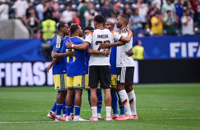 Fussball FIFA WM 2026 Vorrunde Gruppe E in Houston Deutschland - Curacao 14.06.2026 Eine Gruppe von Spieler versammelt sich nach dem Spiel im Mittelkreis und betet gemeinsam: Joshua Brenet (Curacao), Gervane Kastaneer (Curacao), Felix Nmecha (Deutschland) und Jonathan Tah (v.li. Deutschland)