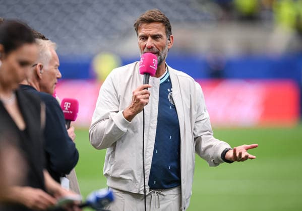 Fussball FIFA WM 2026 Vorrunde Gruppe E in Houston Deutschland - Curacao 14.06.2026 Magenta TV Experte Juergen Klopp (re) mit Mikro