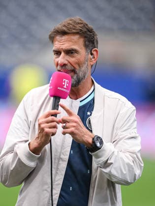 Fussball FIFA WM 2026 Vorrunde Gruppe E in Houston Deutschland - Curacao 14.06.2026 Magenta TV Experte Juergen Klopp (re) mit Mikro