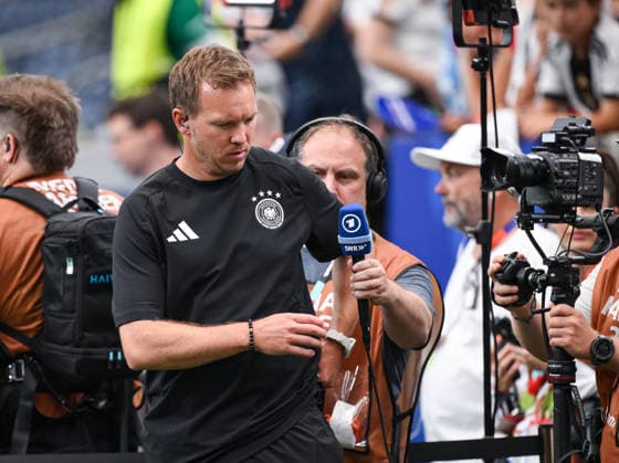 Fussball FIFA WM 2026 Vorrunde Gruppe E in Houston Deutschland - Curacao 14.06.2026 Bundestrainer Julian Nagelsmann (Mitte, Deutschland) bekommt ein ARD Mikro gereicht