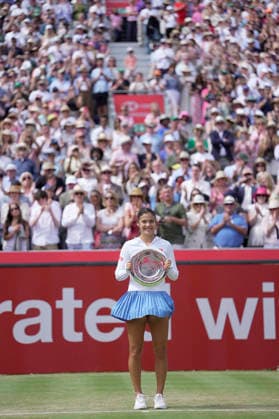 HSBC Championships - Day Seven Emma Raducanu of Great Britain during the trophy presentation at The HSBC Championships 2026 Women s tennis tournament at The Queen s Club in London, England, on June 14, 2026. London Greater London United Kingdom  Copyright: xOwenxHammondx originalFilename:hammond-thehsbcc260614_npJme.jpg