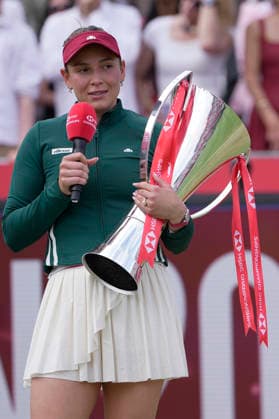 HSBC Championships - Day Seven Donna Vekic of Croatia receives her winner s trophy at The HSBC Championships 2026 Women s tennis tournament at The Queen s Club in London, England, on June 14, 2026. London Greater London United Kingdom  Copyright: xOwenxHammondx originalFilename:hammond-thehsbcc260614_npg8r.jpg