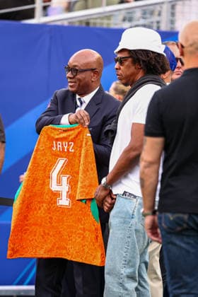June 14, 2026, Philadelphia, Pennsylvania, USA: Jay Z is presented with a custom jersey before the 2026 FIFA World Cup, WM, Weltmeisterschaft, Fussball Group E match at Philadelphia Stadium in Philadelphia, PA on June 14, 2026. Philadelphia USA - ZUMAm283 20260614_zsp_m283_024 Copyright: xBillyxMyersx