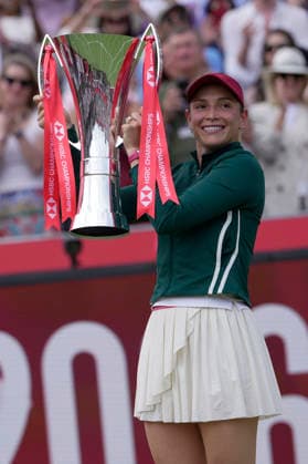 HSBC Championships - Day Seven Donna Vekic of Croatia receives her winner s trophy at The HSBC Championships 2026 Women s tennis tournament at The Queen s Club in London, England, on June 14, 2026. London Greater London United Kingdom  Copyright: xOwenxHammondx originalFilename:hammond-thehsbcc260614_np14v.jpg