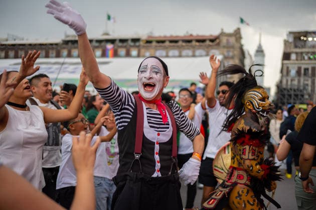 Fans During The FIFA World Cup, WM, Weltmeisterschaft, Fussball Pan Fest At Mexico Host Country A mime waving during the FIFA World Cup Fan Fest in the main square Zocalo, during the celebrations of the 2026 FIFA World Cup in the Mexican host country. on June 14, 2026 in Mexico City, Mexico. (Photo by Marco Gonzalez Eyepix Group) Copyright: xMarcoxGonzalez xEyepixxGroupx MG_14062026_187190