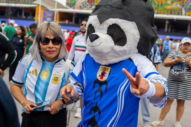 Fans During The FIFA World Cup, WM, Weltmeisterschaft, Fussball Pan Fest At Mexico Host Country Fans of Japan and Argentina during the FIFA World Cup Fan Fest in the main square Zocalo, during the celebrations of the 2026 FIFA World Cup in the Mexican host country. on June 14, 2026 in Mexico City, Mexico. (Photo by Marco Gonzalez Eyepix Group) Copyright: xMarcoxGonzalez xEyepixxGroupx MG_14062026_187176