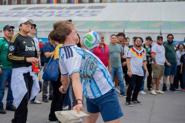 Fans During The FIFA World Cup, WM, Weltmeisterschaft, Fussball Pan Fest At Mexico Host Country A fan of the Argentinian national team, Nationalteam controls the ball during the FIFA World Cup Fan Fest in the main square Zocalo, during the celebrations of the 2026 FIFA World Cup in the Mexican host country. on June 14, 2026 in Mexico City, Mexico. (Photo by Marco Gonzalez Eyepix Group) Copyright: xMarcoxGonzalez xEyepixxGroupx MG_14062026_187179