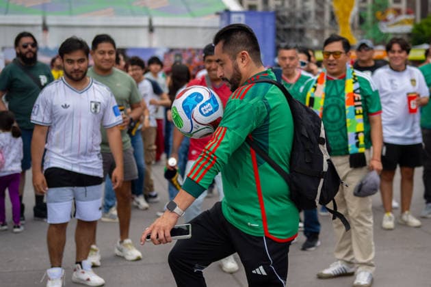 Fans During The FIFA World Cup, WM, Weltmeisterschaft, Fussball Pan Fest At Mexico Host Country A fan of the Mexican national team, Nationalteam controls the ball during the FIFA World Cup Fan Fest in the main square Zocalo, during the celebrations of the 2026 FIFA World Cup in the Mexican host country. on June 14, 2026 in Mexico City, Mexico. (Photo by Marco Gonzalez Eyepix Group) Copyright: xMarcoxGonzalez xEyepixxGroupx MG_14062026_187180