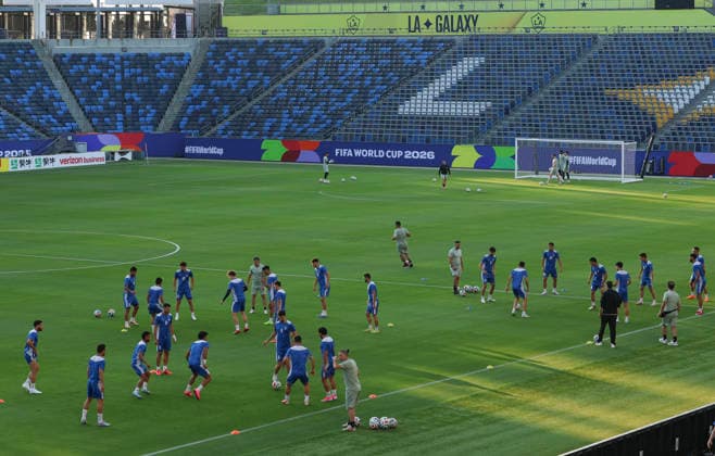 (260615) -- LOS ANGELES, June 15, 2026 -- Players of Iran attend a training session at Carson Sports Park in Los Angeles, the United States, on June 14, 2026. ) (SP)U.S.-LOS ANGELES-FOOTBALL FIFA World Cup, WM, Weltmeisterschaft, Fussball TEAM IRAN-TRAINING BaixXuefei 