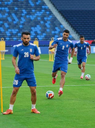 (260615) -- LOS ANGELES, June 15, 2026 -- Mehdi Taremi (C) of Iran attends a training session at Carson Sports Park in Los Angeles, the United States, on June 14, 2026. ) (SP)U.S.-LOS ANGELES-FOOTBALL FIFA World Cup, WM, Weltmeisterschaft, Fussball TEAM IRAN-TRAINING BaixXuefei 