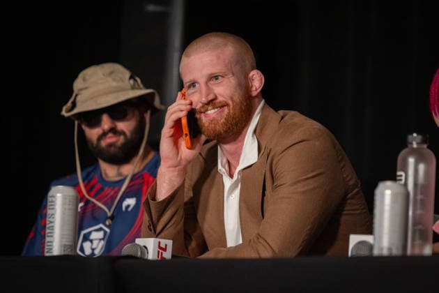 UFC Freedom 250 Post-Fight press conference, PK, Pressekonferenz WASHINGTON, DC - JUNE 15: Bo Nickal speaks on the phone with President Donald Trump during a press conference with other fight winners and Dana White following UFC Freedom 250 at the JW Marriott in Washington, DC on June 15, 2026. Nathan Posner Anadolu Washington United States. Editorial use only. Please get in touch for any other usage.  Copyright: x2026xAnadoluxNathanxPosnerx