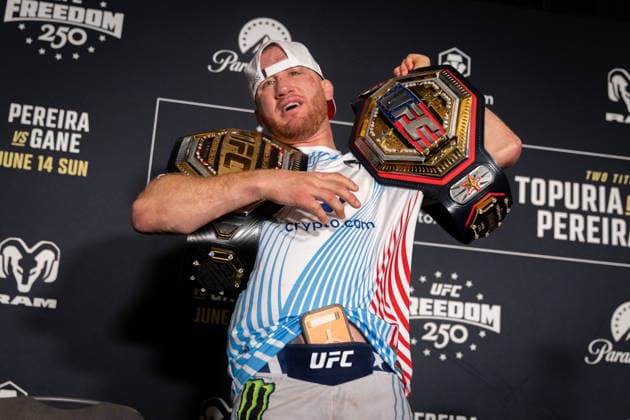 UFC Freedom 250 Post-Fight press conference, PK, Pressekonferenz WASHINGTON, DC - JUNE 15: Justin Gaethje holds up his belts following a press conference with other fight winners and Dana White following UFC Freedom 250 at the JW Marriott in Washington, DC on June 15, 2026. Nathan Posner Anadolu Washington United States. Editorial use only. Please get in touch for any other usage.  Copyright: x2026xAnadoluxNathanxPosnerx