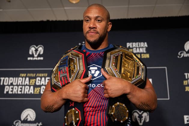 UFC Freedom 250 Post-Fight press conference, PK, Pressekonferenz WASHINGTON, DC - JUNE 15: Justin Gaethje and Ciryl Gane hold up their belts following a press conference with other fight winners and Dana White following UFC Freedom 250 at the JW Marriott in Washington, DC on June 15, 2026. Nathan Posner Anadolu Washington United States. Editorial use only. Please get in touch for any other usage.  Copyright: x2026xAnadoluxNathanxPosnerx