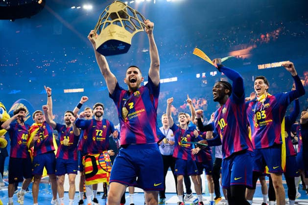 Koeln, Deutschland: Handball EHF CL Final 4 - Finale - Barca - Fuechse Berlin Antonio Bazan Legasa (Barcelona) mit dem Pokal Schlussjubel Schlußjubel Emotion Freude Koeln Lanxess Arena Nordrhein-Westfalen Deutschland *** Cologne, Germany Handball EHF CL Final 4 Final Barca Fuechse Berlin Antonio Bazan Legasa Barcelona with the cup Final cheer Final cheer Emotion Joy Cologne Lanxess Arena North Rhine-Westphalia Germany