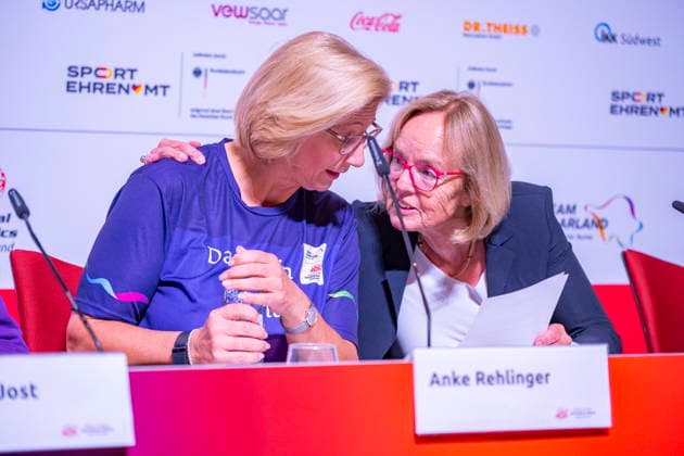 Die Nationalen Spiele der Special Olympics starten am Montag (15.6.2026) im Saarland. Ministerpräsidentin Anke Rehlinger bei der Start-Pressekonferenz in Saarbrücken (l.) mit der Präsidentin der Special Olympics Christiane Krajewski.