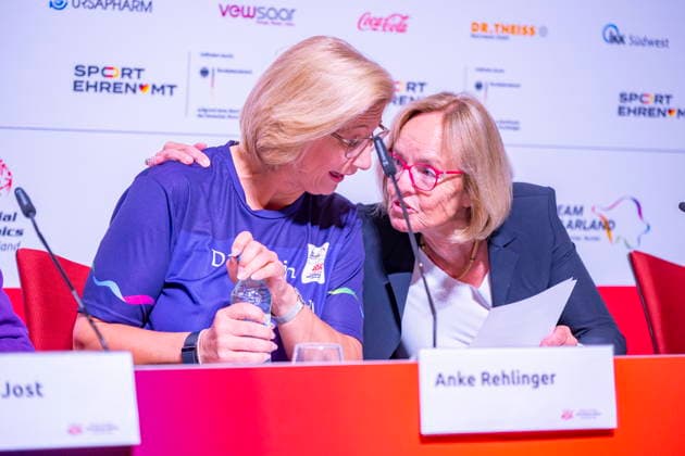 Die Nationalen Spiele der Special Olympics starten am Montag (15.6.2026) im Saarland. Ministerpräsidentin Anke Rehlinger bei der Start-Pressekonferenz in Saarbrücken (l.) mit der Präsidentin der Special Olympics Christiane Krajewski.