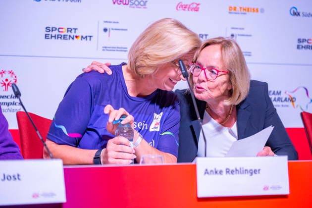 Die Nationalen Spiele der Special Olympics starten am Montag (15.6.2026) im Saarland. Ministerpräsidentin Anke Rehlinger bei der Start-Pressekonferenz in Saarbrücken (l.) mit der Präsidentin der Special Olympics Christiane Krajewski.
