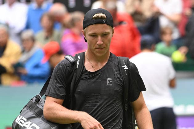 Max SCHOENHAUS (GER) verliert, unzufrieden enttäuscht enttaeuscht niedergeschlagen frustriert, 15.06.2026 ¢ Tennis ¢ TERRA WORTMANN OPEN ¢ ATP, Tennis Herren 500, heristo-arena-Halle (Westfalen), TERRA WORTMANN OPEN, NRW Germany