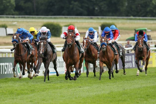 14.06.2026, Koeln, Nordrhein-Westfalen, GER - Englishman mit Enzo Crublet (rote Kappe) gewinnt das 191. Union-Rennen. Galopprennbahn Koeln-Weidenpesch. (Pferd, Jockey, Englishman, Crublet, Sieg, Ziel, Zielankunft) 260614SG791KOELN.JPG