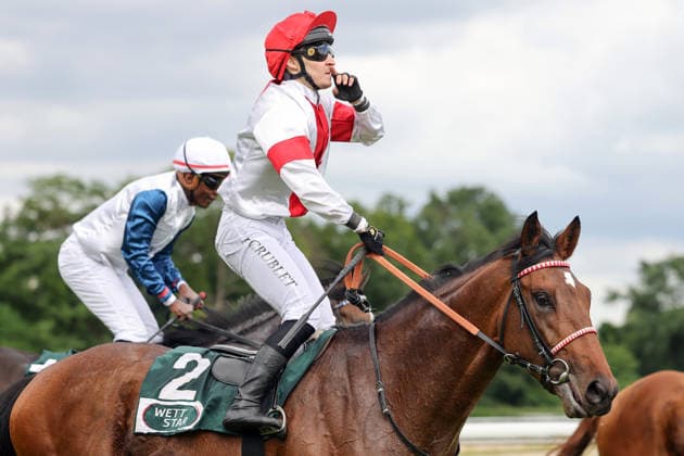 14.06.2026, Koeln, Nordrhein-Westfalen, GER - Englishman mit Enzo Crublet nach dem Sieg im 191. Union-Rennen. Galopprennbahn Koeln-Weidenpesch. (Pferd, Jockey, Englishman, Crublet, Sieg) 260614SG796KOELN.JPG