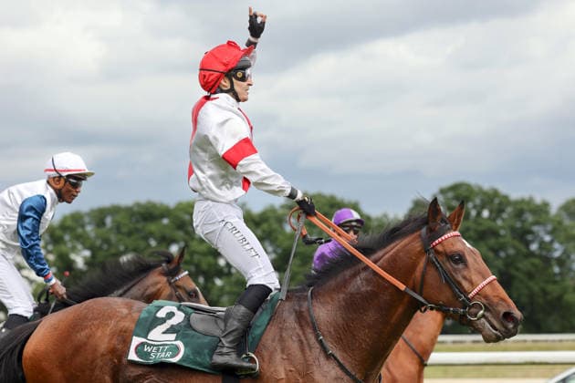 14.06.2026, Koeln, Nordrhein-Westfalen, GER - Englishman mit Enzo Crublet nach dem Sieg im 191. Union-Rennen. Galopprennbahn Koeln-Weidenpesch. (Pferd, Jockey, Englishman, Crublet, Sieg) 260614SG797KOELN.JPG
