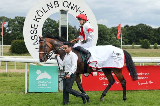 14.06.2026, Koeln, Nordrhein-Westfalen, GER - Englishman mit Enzo Crublet nach dem Sieg im 191. Union-Rennen. Galopprennbahn Koeln-Weidenpesch. (Pferd, Jockey, Englishman, Crublet, Sieg) 260614SG798KOELN.JPG