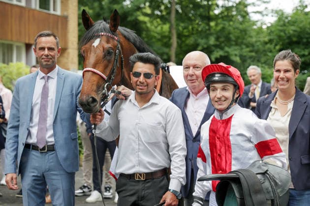 14.06.2026, Koeln, Nordrhein-Westfalen, GER - Englishman mit Enzo Crublet, Trainer Marcel Weiss (links), Besitzer Manfred Ostermann (Mitte) und Gestuetsleiterin Dominique Rauch nach dem Sieg im 191. Union-Rennen. Galopprennbahn Koeln-Weidenpesch. (Pferd, Trainer, Englishman, Weiss, Sieg, Jockey, Crublet, Besitzer, Ostermann, Rauch) 260614SG799KOELN.JPG