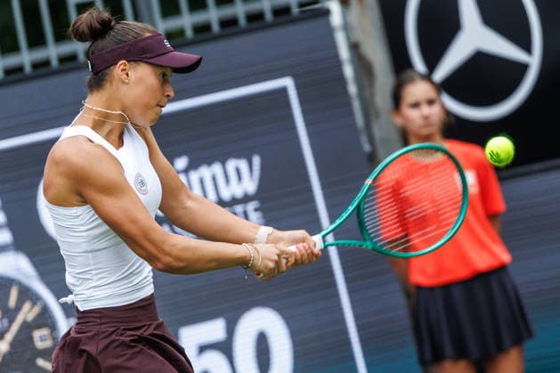 Berlin, 15.06.26, Tennis: VANDA Pharmaceuticals BERLIN TENNIS OPEN 2026 im Steffi-Graf-Stadion. Damen, Einzel, T. J. Brockmann (GER) vs 11 A. Parks (USA). Tessa Johanna Brockmann (Deutschland) retourniert einen Ball. VANDA Pharmaceuticals BERLIN TENNIS OPEN 2026