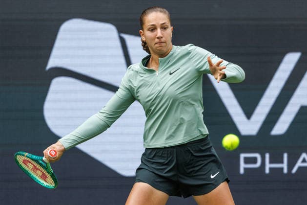Berlin, 15.06.26, Tennis: VANDA Pharmaceuticals BERLIN TENNIS OPEN 2026 im Steffi-Graf-Stadion. Damen, Einzel, Diane Parry (FRA) vs Ella Seidel (GER). Diane Parry retourniert einen Ball. VANDA Pharmaceuticals BERLIN TENNIS OPEN 2026