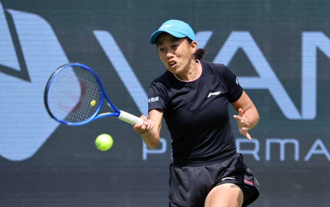 Shuai Zhang (CHN) Aktion Oberkörper VANDA Pharmaceuticals Berlin Tennis Open Damen 15.06.2026
