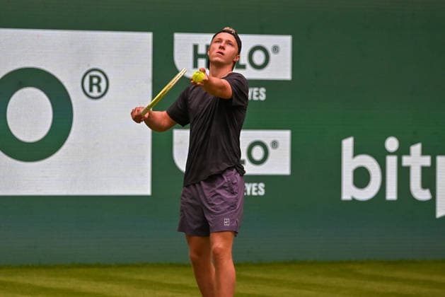 Max Schoenhaus (GER) beim Aufschlag TERRA WORTMANN Open 2026, Tennis, ATP, Tennis Herren Tennis Herren 500, Turnier, Hauptfeld, 15.06.2026, TERRA WORTMANN Open 2026, Tennis, ATP, Tennis Herren 500, Turnier, Hauptfeld, 15.06.2026 Halle