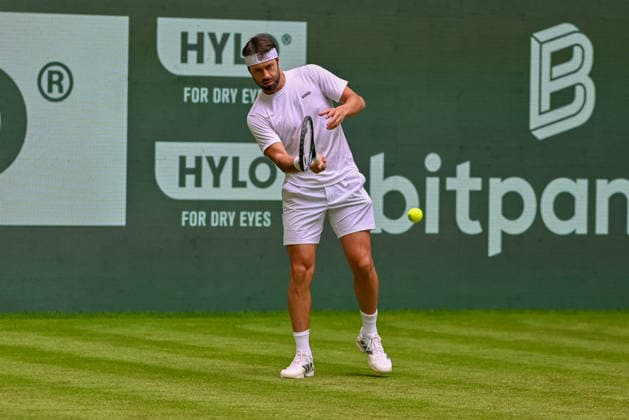 Nikoloz Basilashvili (GEO) schlaegt den Ball mit der Vorhand TERRA WORTMANN Open 2026, Tennis, ATP, Tennis Herren Tennis Herren 500, Turnier, Hauptfeld, 15.06.2026, TERRA WORTMANN Open 2026, Tennis, ATP, Tennis Herren 500, Turnier, Hauptfeld, 15.06.2026 Halle