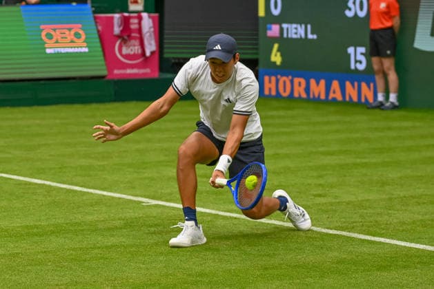 Learner Tien (USA) schlaegt einen Ball in knieender Position TERRA WORTMANN Open 2026, Tennis, ATP, Tennis Herren Tennis Herren 500, Turnier, Hauptfeld, 15.06.2026, TERRA WORTMANN Open 2026, Tennis, ATP, Tennis Herren 500, Turnier, Hauptfeld, 15.06.2026 Halle