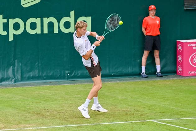 Martin Landaluce (ESP) schlaegt den Ball mit der Rueckhand TERRA WORTMANN Open 2026, Tennis, ATP, Tennis Herren Tennis Herren 500, Turnier, Hauptfeld, 15.06.2026, TERRA WORTMANN Open 2026, Tennis, ATP, Tennis Herren 500, Turnier, Hauptfeld, 15.06.2026 Halle