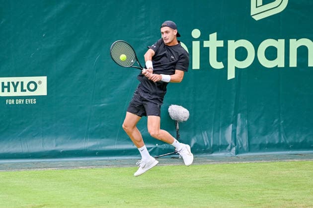 Terence Atmane (FRA) schlaegt einen Ball auf der Vorhand TERRA WORTMANN Open 2026, Tennis, ATP, Tennis Herren Tennis Herren 500, Turnier, Hauptfeld, 15.06.2026, TERRA WORTMANN Open 2026, Tennis, ATP, Tennis Herren 500, Turnier, Hauptfeld, 15.06.2026 Halle