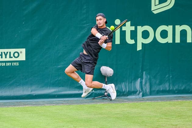 Terence Atmane (FRA) schlaegt einen Ball auf der Vorhand in der Luft TERRA WORTMANN Open 2026, Tennis, ATP, Tennis Herren Tennis Herren 500, Turnier, Hauptfeld, 15.06.2026, TERRA WORTMANN Open 2026, Tennis, ATP, Tennis Herren 500, Turnier, Hauptfeld, 15.06.2026 Halle