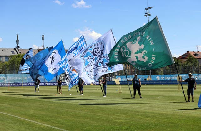 Fussball, Herren, 3.Liga, Saison 2026 2027, TSV 1860 München, Training, Grünwalder Strasse 114 Fahnenschwenker begrüssten die Spieler beim Einlaufen