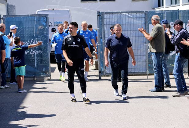 Fussball, Herren, 3.Liga, Saison 2026 2027, TSV 1860 München, Training, Grünwalder Strasse 114 Alper Kayabunar, Trainer (TSV 1860 München) mit Manfred Paula, Interims-Geschäftsführer (TSV 1860 München) gehen durch das Spalier der Fans