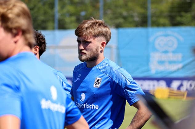 Fussball, Herren, 3.Liga, Saison 2026 2027, TSV 1860 München, Training, Grünwalder Strasse 114 Matthew Collins (TSV 1860 München) Kopf, Oberkörper trainerte mit