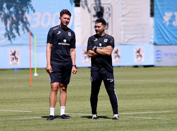 Fussball, Herren, 3.Liga, Saison 2026 2027, TSV 1860 München, Training, Grünwalder Strasse 114 Vincent Saller, Co-Trainer (TSV 1860 München) mit Alper Kayabunar, Trainer (TSV 1860 München) (re.) stehend auf dem Trainingsplatz