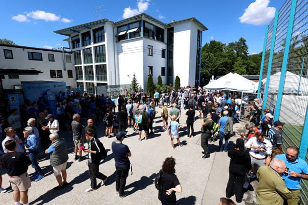 Fussball, Herren, 3.Liga, Saison 2026 2027, TSV 1860 München, Training, Grünwalder Strasse 114 Viele Fans kamen zum Auftaktraining des TSV 1860 München ans Trainingsgelände