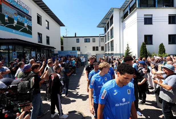 Fussball, Herren, 3.Liga, Saison 2026 2027, TSV 1860 München, Training, Grünwalder Strasse 114 Viele Fans kamen zum Auftaktraining des TSV 1860 München ans Trainingsgelände, hier mit den Spieler, die zum Trainingsplatz gehen