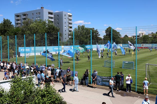 Fussball, Herren, 3.Liga, Saison 2026 2027, TSV 1860 München, Training, Grünwalder Strasse 114 Viele Fans kamen zum Auftaktraining des TSV 1860 München ans Trainingsgelände, Fahnenschwenker und Spieler auf dem Trainingsplatz